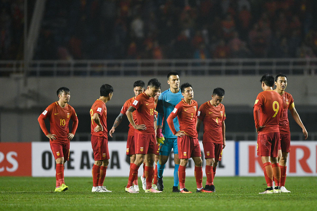 国足队员比赛坚韧拼搏,不畏艰难的句子